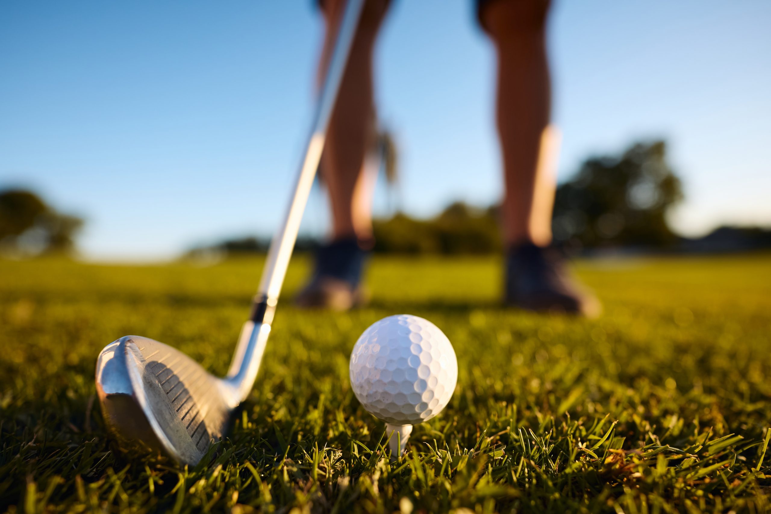 close up of golf ball on tee, consignment travel providers, charity auction travel packages, vacation fundraising, travel fundraising, fundraising ideas, charity ideas, silent auction items, travel fundraising events